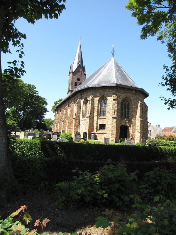 kerk en kerkhof_wijnaldum.jpg - De route maakt een rondje rond de kerk van Wijnaldum. Fraai gelegen en erg mooi gerestaureerd.